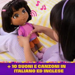 Dora l'Esploratrice Bambola Interattiva Canta ed Esplora h30,4 cm