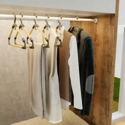 Grucce in legno di pino con giunture in plastica nera Linea Woodpine
