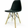 Sedia nera con gambe in legno