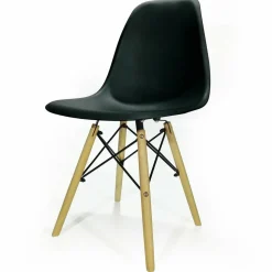 Sedia nera con gambe in legno