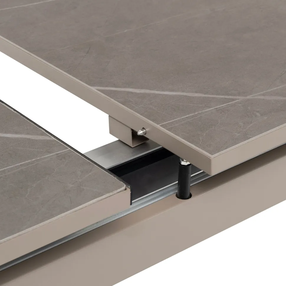 Set da giardino 9 pezzi Tavolo Estensibile con 8 Sedie struttura in alluminio Tortora e braccioli in Polywood