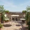 Set giardino Bistrot tavolo rotondo 60 cm e 2 sedie in metallo Bianco e Top in ceramica decorata con motivi floreali