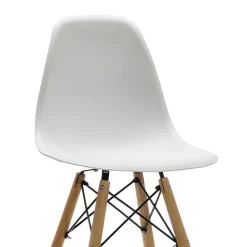 Sgabello Nordica in Polipropilene Bianco con gambe in legno